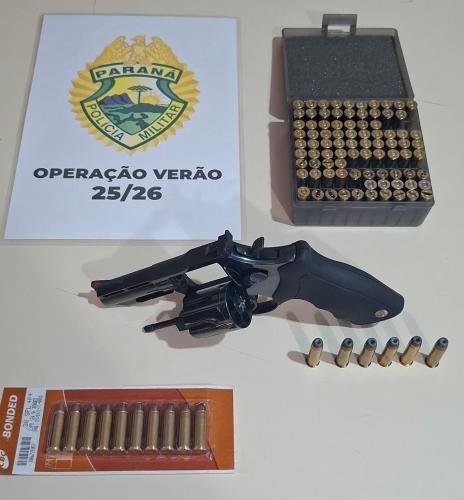 Em revista veicular, a equipe localizou um revólver calibre .38, marca Taurus, municiado com seis munições intactas. Além disso, foi encontrada uma caixa contendo outras 95 munições do mesmo calibre