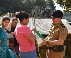 Batalhão da PM faz ação social e doa roupas e alimentos em Tunas do Paraná, na RMC