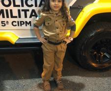 Batalhão da PM faz a alegria das crianças com fardas infantis durante a festa de aniversário da cidade de Cianorte (PR)