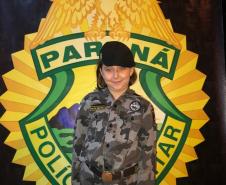 Batalhão da PM faz a alegria das crianças com fardas infantis durante a festa de aniversário da cidade de Cianorte (PR)