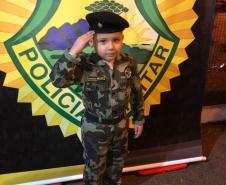 Batalhão da PM faz a alegria das crianças com fardas infantis durante a festa de aniversário da cidade de Cianorte (PR)