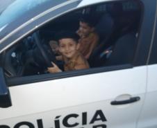Admirador da Polícia Militar recebe policiais militares em sua festa de aniversário em Ponta Grossa (PR)