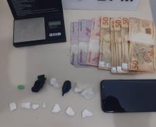 Em ações distintas, PM de Toledo (PR) prende dois homens e apreende caixas de cigarros e cocaína