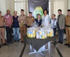 PM faz doação simbólica de cinco mil latas de leite em pó para instituição de caridade em Curitiba