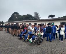 Alunos da APAE visitam o Batalhão de Polícia de Guarda (BPGd) em Piraquara, na RMC