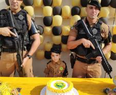 Menino faz aniversário na companhia de policiais militares em Sarandi (PR), no Noroeste do estado