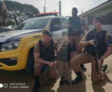 Menino faz aniversário na companhia de policiais militares em Sarandi (PR), no Noroeste do estado