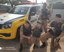 Menino faz aniversário na companhia de policiais militares em Sarandi (PR), no Noroeste do estado