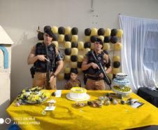 Menino faz aniversário na companhia de policiais militares em Sarandi (PR), no Noroeste do estado