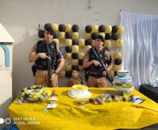 Menino faz aniversário na companhia de policiais militares em Sarandi (PR), no Noroeste do estado