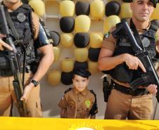 Menino faz aniversário na companhia de policiais militares em Sarandi (PR), no Noroeste do estado