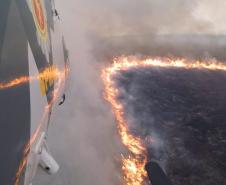 Helicópteros do BPMOA prestam apoio no combate ao incêndio do Parque Nacional de Ilha Grande, no Oeste do Paraná