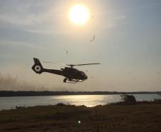 Helicópteros do BPMOA prestam apoio no combate ao incêndio do Parque Nacional de Ilha Grande, no Oeste do Paraná