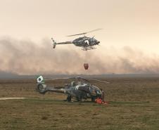 Helicópteros do BPMOA prestam apoio no combate ao incêndio do Parque Nacional de Ilha Grande, no Oeste do Paraná