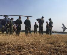 Helicópteros do BPMOA prestam apoio no combate ao incêndio do Parque Nacional de Ilha Grande, no Oeste do Paraná