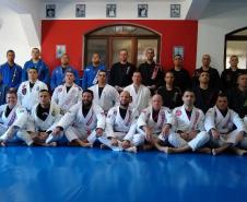 Rone inaugura tatame para estimular a prática de artes marciais em Curitiba (PR)