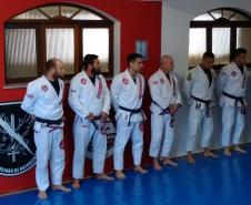 Rone inaugura tatame para estimular a prática de artes marciais em Curitiba (PR)