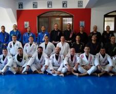 Rone inaugura tatame para estimular a prática de artes marciais em Curitiba (PR)
