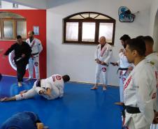 Rone inaugura tatame para estimular a prática de artes marciais em Curitiba (PR)