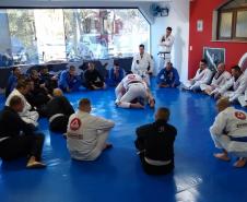 Rone inaugura tatame para estimular a prática de artes marciais em Curitiba (PR)