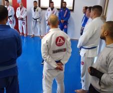 Rone inaugura tatame para estimular a prática de artes marciais em Curitiba (PR)