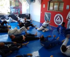Rone inaugura tatame para estimular a prática de artes marciais em Curitiba (PR)