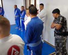 Rone inaugura tatame para estimular a prática de artes marciais em Curitiba (PR)
