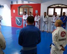 Rone inaugura tatame para estimular a prática de artes marciais em Curitiba (PR)