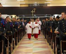 Policiais militares são abençoados durante Missa de Ação de Graças em comemoração aos 165 anos da PM