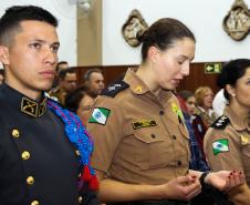Policiais militares são abençoados durante Missa de Ação de Graças em comemoração aos 165 anos da PM