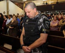 Policiais militares são abençoados durante Missa de Ação de Graças em comemoração aos 165 anos da PM