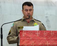 Policiais militares são abençoados durante Missa de Ação de Graças em comemoração aos 165 anos da PM