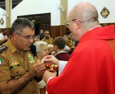 Policiais militares são abençoados durante Missa de Ação de Graças em comemoração aos 165 anos da PM