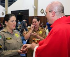 Policiais militares são abençoados durante Missa de Ação de Graças em comemoração aos 165 anos da PM