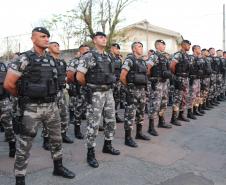 Após 35 anos de serviço, sargento da RONE recebe homenagem de policiais na sua casa em Curitiba