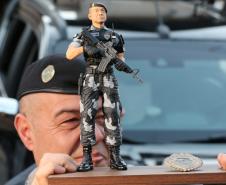 Após 35 anos de serviço, sargento da RONE recebe homenagem de policiais na sua casa em Curitiba