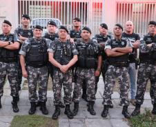 Após 35 anos de serviço, sargento da RONE recebe homenagem de policiais na sua casa em Curitiba