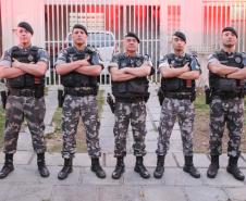 Após 35 anos de serviço, sargento da RONE recebe homenagem de policiais na sua casa em Curitiba