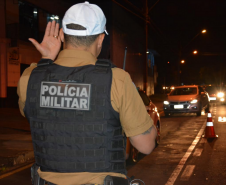 Policiais militares se instalam em pontos estratégicos de Londrina durante a Operação Apolo; ação coíbe crimes de trânsito e gera bons resultados  