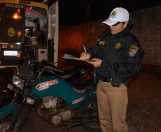 Policiais militares se instalam em pontos estratégicos de Londrina durante a Operação Apolo; ação coíbe crimes de trânsito e gera bons resultados  