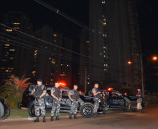 Policiais militares se instalam em pontos estratégicos de Londrina durante a Operação Apolo; ação coíbe crimes de trânsito e gera bons resultados  