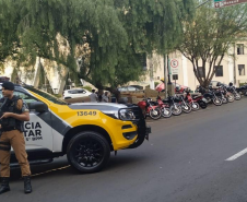 Policiais militares se instalam em pontos estratégicos de Londrina durante a Operação Apolo; ação coíbe crimes de trânsito e gera bons resultados  