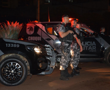 Policiais militares se instalam em pontos estratégicos de Londrina durante a Operação Apolo; ação coíbe crimes de trânsito e gera bons resultados  