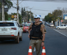 Policiais militares se instalam em pontos estratégicos de Londrina durante a Operação Apolo; ação coíbe crimes de trânsito e gera bons resultados  