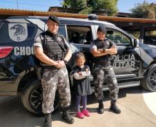 Criança fã da PM visita o 5° BPM e entrega cartinha para o Comandante da unidade em Londrina (PR)
