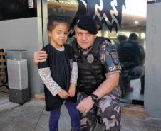 Criança fã da PM visita o 5° BPM e entrega cartinha para o Comandante da unidade em Londrina (PR)