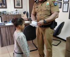 Criança fã da PM visita o 5° BPM e entrega cartinha para o Comandante da unidade em Londrina (PR)