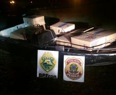 Ações distintas resultaram na apreensão de uma arma de fogo e de 30 caixas de cigarros pelo BPFron no Oeste do estado