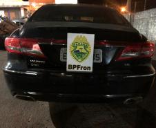 PM flagra contrabando de cigarros e apreende maconha em posto de combustíveis no Oeste do estado