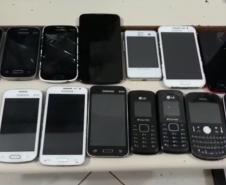 Dupla é presa pela PM ao tentar arremessar droga, celulares e objetos para dentro da penitenciária em Londrina